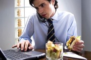 Почти 40 % россиян на работе сидят на диете