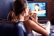 За просмотром телевизора ученые советуют есть ложкой меньшего размера