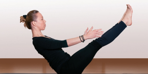 Навасана (поза лодки)