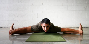 Упавишта Конасана (поза наклона между ног сидя)