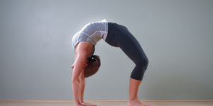 Чакрасана (поза колеса)