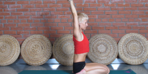 Вирасана (поза героя)