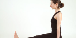 Дандасана (поза посоха)