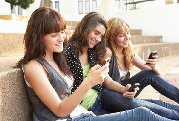 Подростки слишком много говорят по мобильнику