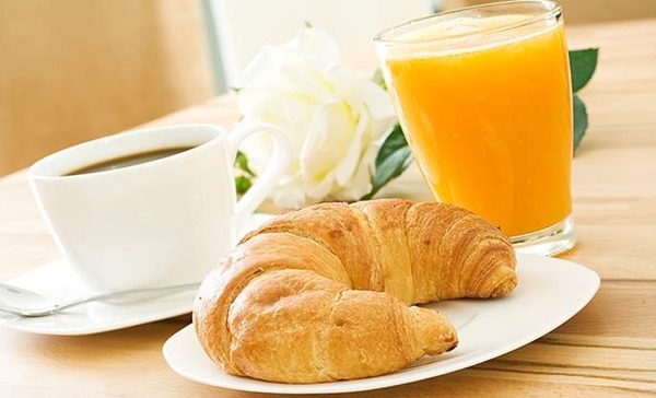 Диетологи рассказали, какие продукты вредно есть на завтрак 